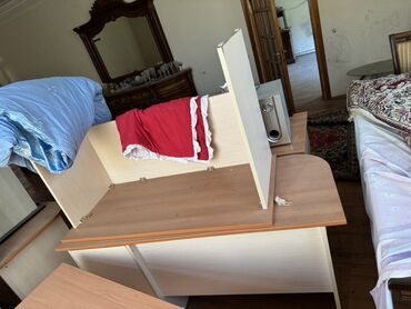 balkon ucun stol: Ağ və açıq qəhvəyi rəngli taxta materialdan hazırlanmış, hər tərəfində