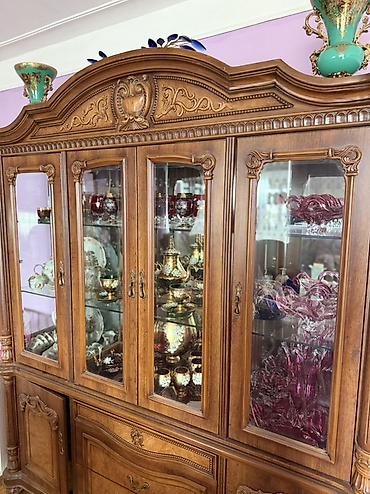 salon ucun skaf: Klassik dizaynlı vitrin-bufet - Material: ağac korpus, vitrin hissədə — 1