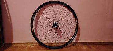 Ön velosiped təkəri qara rəngdədir və Joytech mərkəz hissəsi ilə