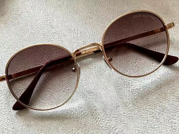 солнцезащитные очки: Солнцезащитные очки под ЛуиВитон с фирменной гравировкой Смотрятся