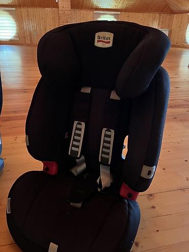 triko dest: Britax markalı uşaq avtokreslosu. Qara rəngli modeldir, yüksək yan — 1