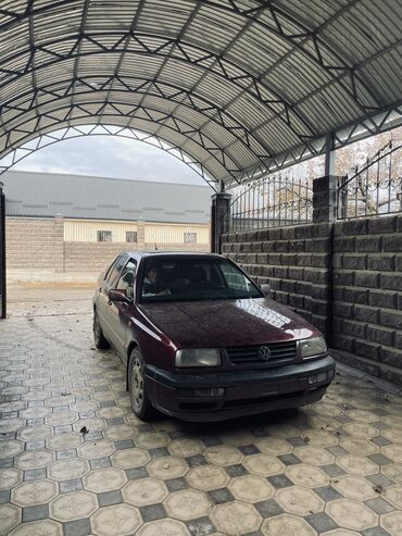 Volkswagen: Volkswagen Vento: 1994 г., 2 л, Механика, Бензин, Седан