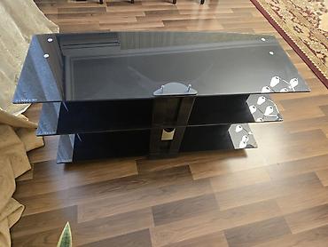 Qara şüşə TV stendi Ölçülər təxmini: - Uzunluq: 120–130 sm -