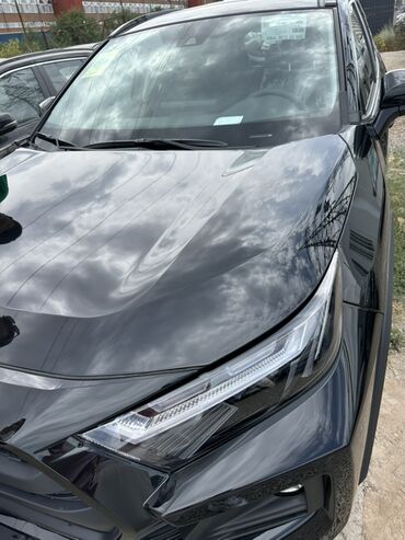 срочно продать машину: Черный внедорожник Toyota RAV4 с заметным дизайном, который включает в