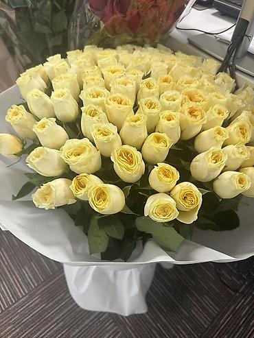 роза в колбе цена: Букет из кремово-жёлтых роз — крупный, плотный, в классической круглой — 3