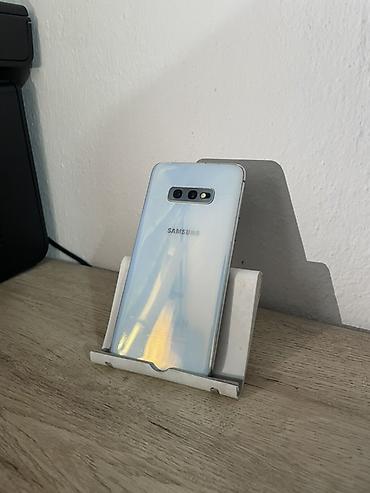 Samsung Galaxy S10e, перламутрово‑белый (Prism White) - Компактный