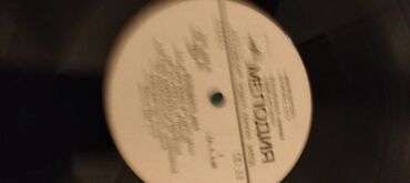 Vinil vallar: Vinil plastinkalar satılır. Bir ədədi 20 manat — 26