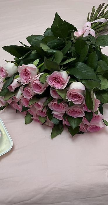 расходные материалы для цветочных магазинов: Продаются букеты цветов,получены сегодня,каждая по 2000 сом,красные — 2