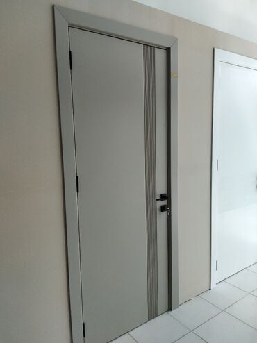 Boşqablar: Bu, daxili qapıdır. Qapı boz rəngdədir və şaquli xətlərlə