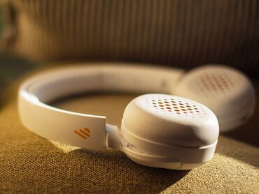 Qulaqcıqlar: 🎧 Edifier WH500 • 30 mm dinamik sürücü. • 40 saat musiqi dinləmək — 26