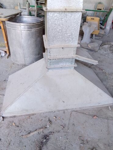 красный страитель: Металлический вытяжной зонт с вертикальным воздуховодом и патрубком -