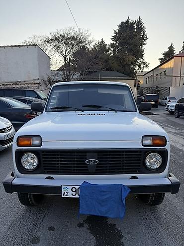 VAZ (LADA): LADA Niva 4x4, ağ rəng, 3 qapılı kuzov. Xüsusiyyətlər: - Daimi — 1