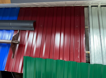 продаю б у профнастил: Профилированный лист красного цвета, подходящий для различных