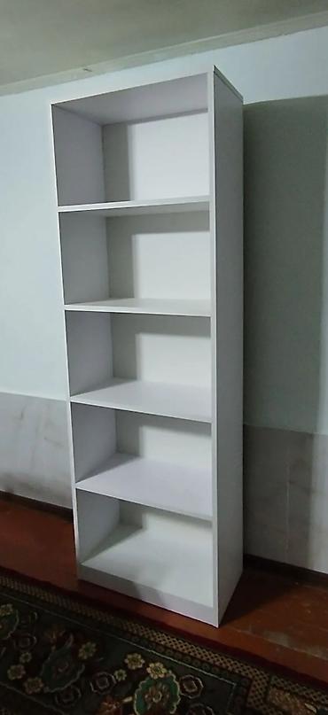 uşaq ucun divan: Ağ rəngli, minimalist dizaynlı rəf/kitab şkafı. - 6 bölməli (5 açıq — 1