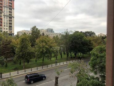 Uzunmüddətli kirayə mənzillər: Koroğlu parkının düz yaxınlığında və bir neçə universitetə (ADA, Tibb — 18