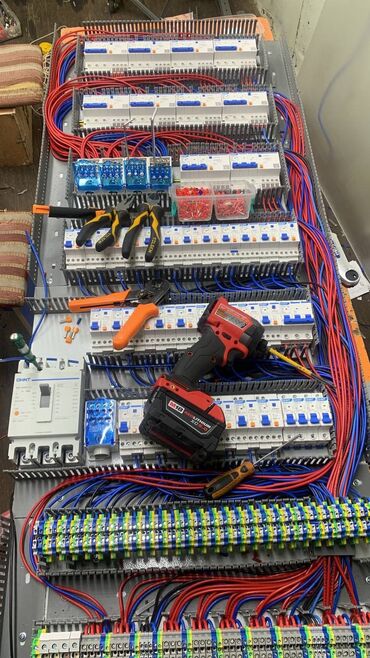 Электрики: Электрик | Перенос электроприборов, Прокладка, замена кабеля, Установка распределительных коробок Больше 6 лет опыта — 9