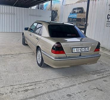 arxa kapot: Mercedes-Benz C-Sinif sedan - Korpus: 4 qapılı sedan, qızılı/metallik — 7