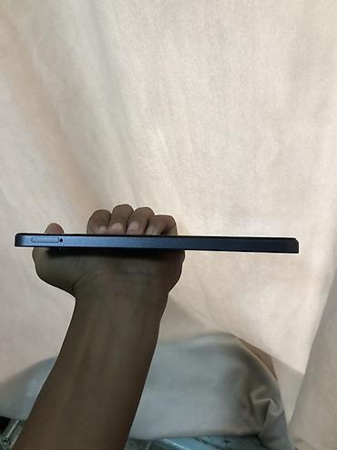 nokia 1: Смартфон с плоскими гранями и матовым темно‑серым корпусом. На задней — 2