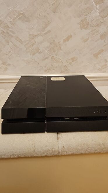 PS4 (Sony Playstation 4): Sony PlayStation 4 (PS4) oyun konsolu Xüsusiyyətlər: - Model: PS4 — 3