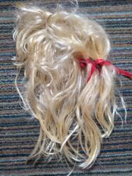 Aksesoari za kosu: Prodajem svetloplavu perikudugačkusa crvenim mašnicama . Nema — 10