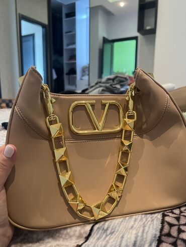 qadin lifcikleri: Çiyin çantası, Valentino