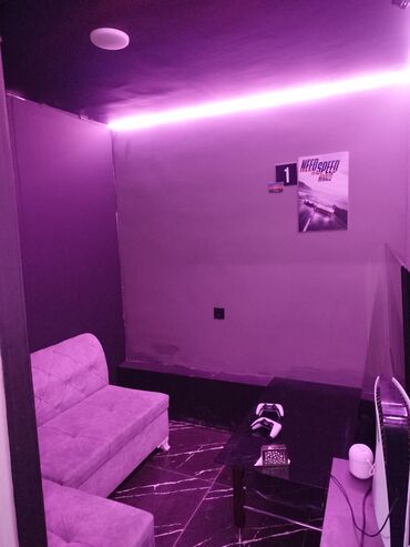 PS5 (Sony PlayStation 5): - PlayStation 5 oyun zonaları: böyük divar TV-ləri, rahat oturacaqlar — 9