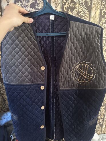 жилетк: Продается кыргызский жилет,размер 48(м),совершенно новый