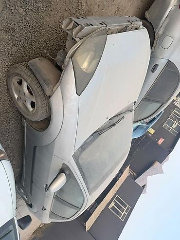 тоето корола: Ford Focus, седан, серебристого цвета. мотор кылыш керек Автомобиль — 1