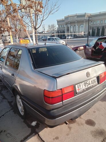 автомобиль вента: Volkswagen Vento: 1992 г., 2 л, Механика, Бензин, Седан