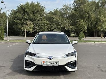 бампер на 220: GAC Aion S — запас хода 460 км полностью электрический седан в белом — 2