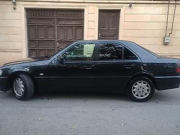 w202 on şuşə: Mercedes-Benz C‑Class (W202) sedan - Kuzov: qara rəng, 4 qapılı sedan — 5