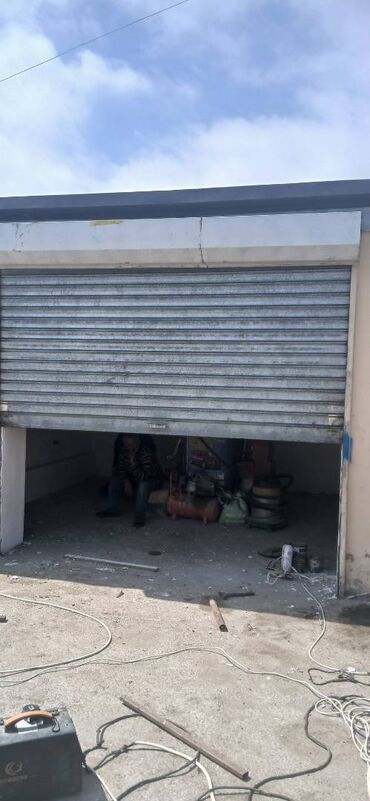 Digər biznes avadanlığı: 3.2 m Eni 3 m Hündürlüyü 1 il işlənib kvadratini 90manatdan