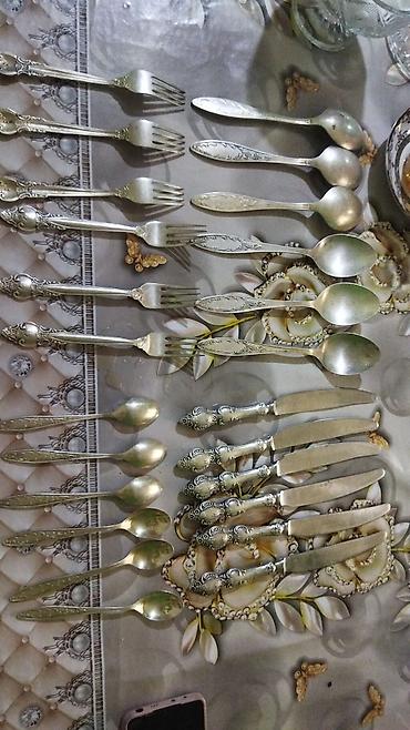 yorgan dosek tekstil sederek: Gümüşü rəngdə süfrə dəsti və oyma metal qablar Təsvir: - Klassik — 2