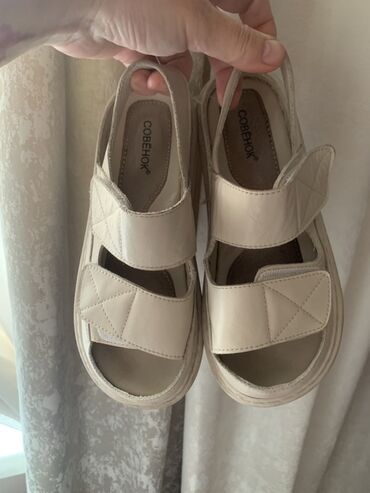 кросовки ош: Детские сандалии Б/У 1500с 23,5 размер, Совёнок, бежевые/молочные