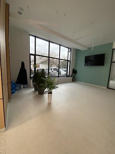 Продажа медицинских центров: Сдаю медицинский кабинет 326 м2. Прошу 60000 сом Дополнительно — 2