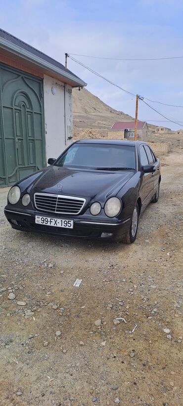 Mercedes-Benz: Mercedes-Benz E-Class (W210), qara rəng, sedan kuzov. Xarici — 3