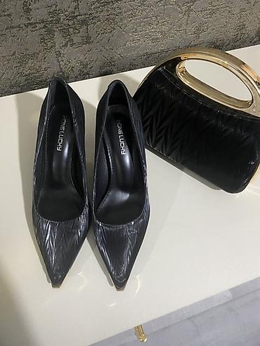 Qadın geyimləri: Qadınlar üçün dəst: klassik stilettolar və dəbli clutch çanta - Rəng — 4
