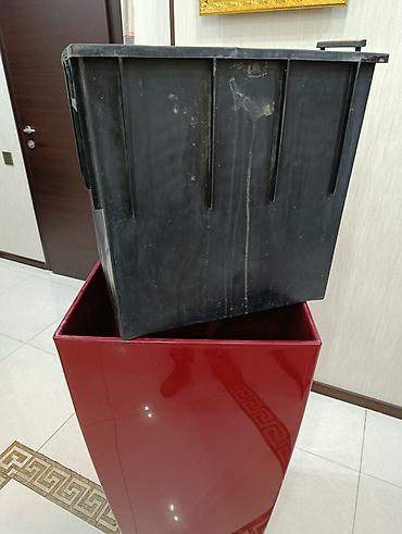 Bitkilər üçün dibçəklər: Qırmızı rəngdə. eni 50 sm hündürlüyü 96sm. İçində çıxan qulplu — 5