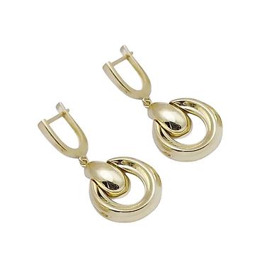 Серьги: Пара элегантных золотистых сережек с английским замком. Каждая сережка — 14