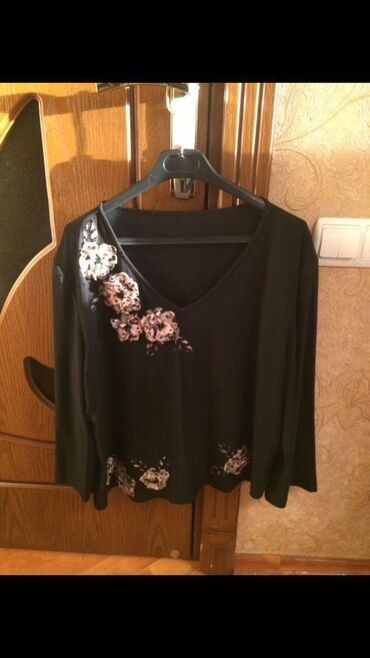 Dəstlər, kostyumlar: - Kəsmə naxışlı qədəh dəsti: 5 ədəd şüşə qədəh. Hər birinin üzərində — 5