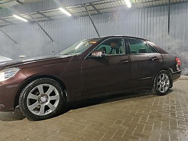 Другие автомобили: Седан бизнес‑класса темно‑бордового цвета. Кузов — классический — 3