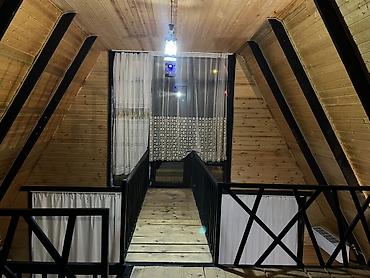 Günlük kirayə evlər: A‑frame tipi ikimərtəbəli taxta ev - Memarlıq: A‑frame (üçbucaq — 3