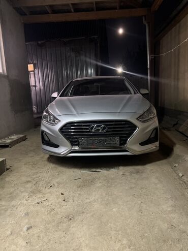 на хундай саната: Автомобиль Hyundai Sonata серебристого цвета, представленный в седьмом