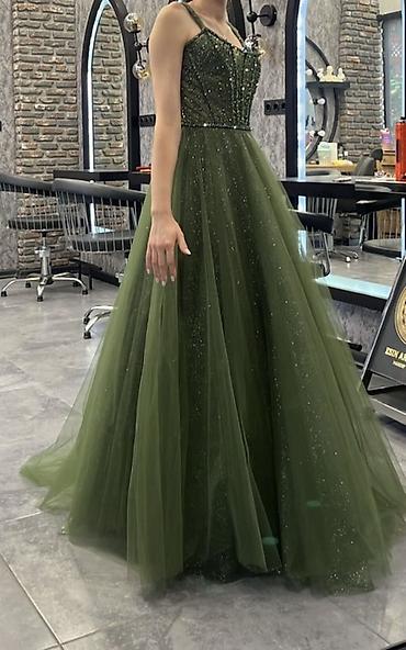 muncuq: Zeytun-yaşıl rəngdə, uzun tül gecə/libas. - Model: A-kesim ətəkli — 1