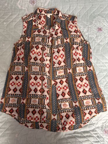 Köynək və bluzalar: Her biri mango ve zara brendlerine mexsusdu,her birinin ayrica qiymeti