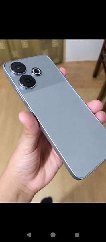 Smartfon – gümüşü rəng, düz kənarlı korpus, arxada iki böyük kamera