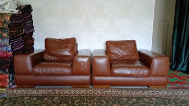 Диваны: Кожанный диван эки креслосу менен сатылат. баасы 20000 сом, суйлошуу