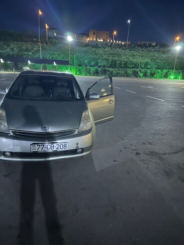 prius amortizator: Prius tecili satilir Nagd 11800 Kreditle ilkin 4000 8400 ayliqi 14