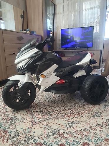 yay desdleri: Uşaq üçün elektrikli üçtəkərli motosiklet - Rəng: qara/ağ, qırmızı — 2
