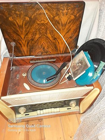 Qrammofon və patefonlar: Mebel qutusunda sovet istehsalı kombinə edilmiş radio-grammofon (vinil — 1